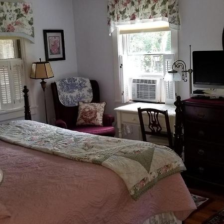 Eastgate Inn B&B Ленъкс Екстериор снимка