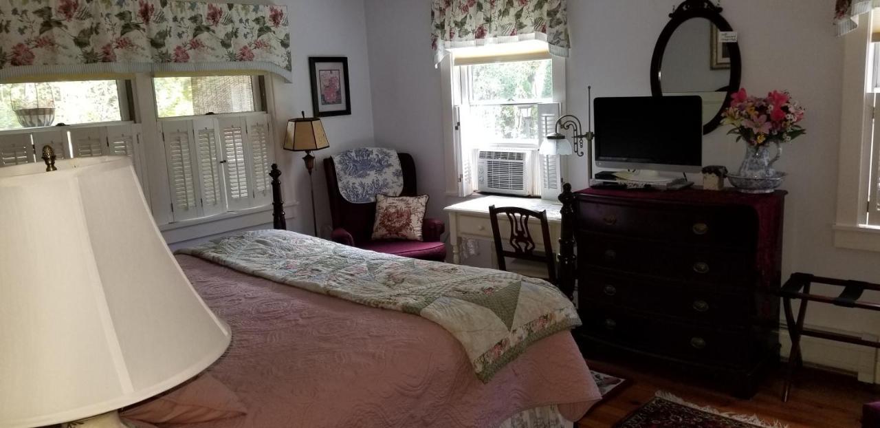 Eastgate Inn B&B Ленъкс Екстериор снимка