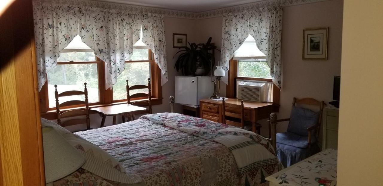 Eastgate Inn B&B Ленъкс Екстериор снимка