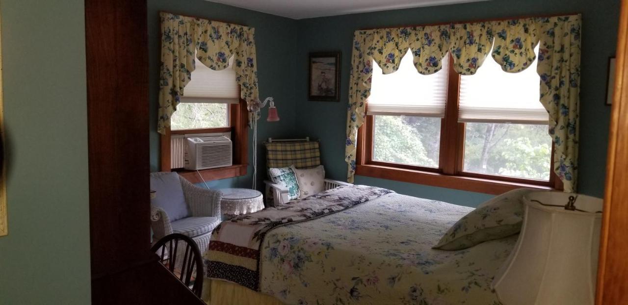Eastgate Inn B&B Ленъкс Екстериор снимка