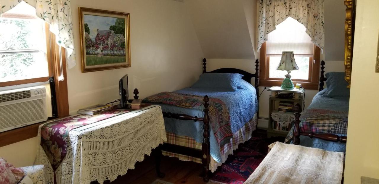 Eastgate Inn B&B Ленъкс Екстериор снимка