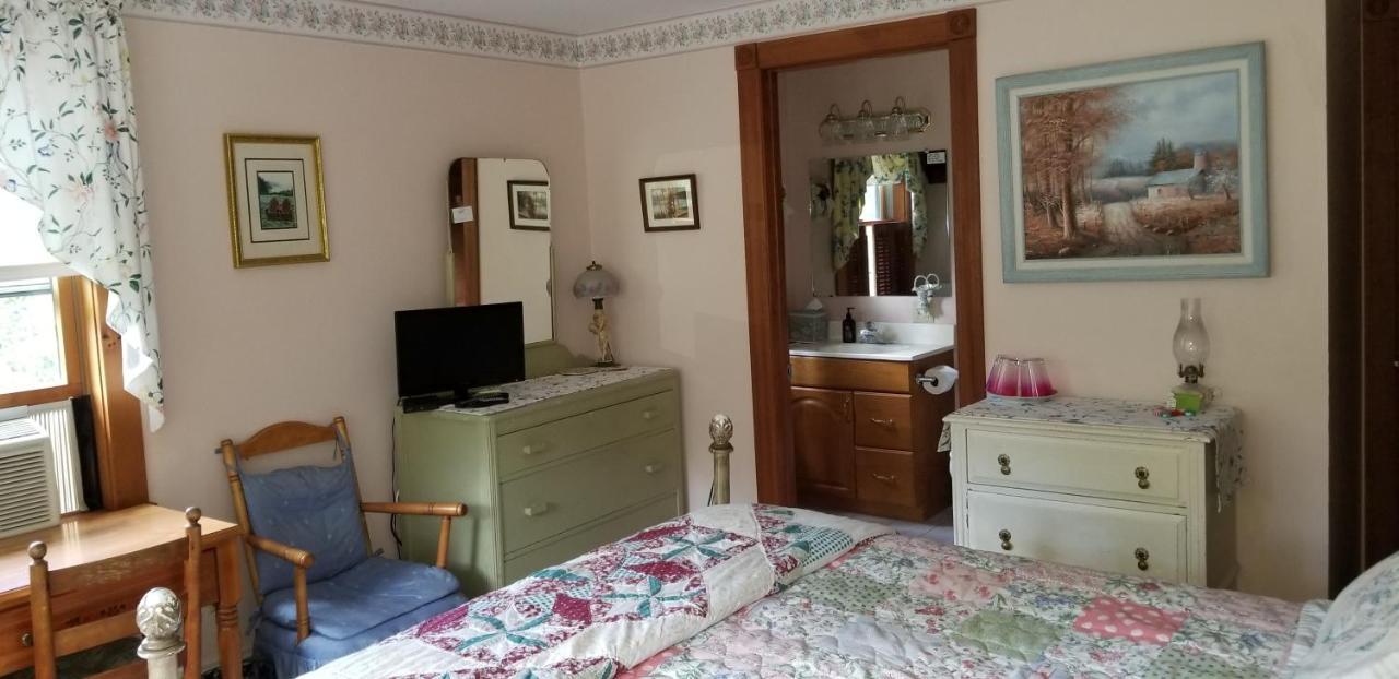 Eastgate Inn B&B Ленъкс Екстериор снимка