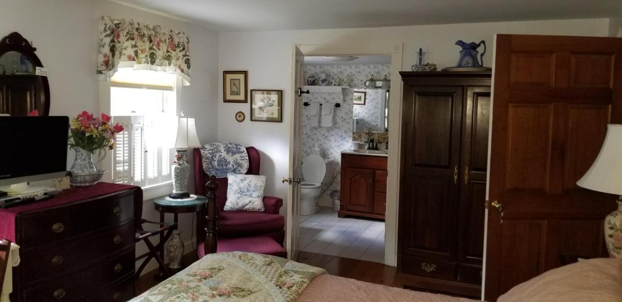 Eastgate Inn B&B Ленъкс Екстериор снимка